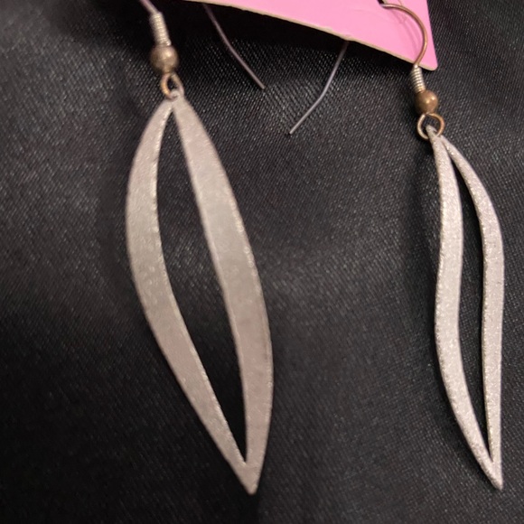 NWT Silver Glitter Drop Earrings - Picture 5 of 6